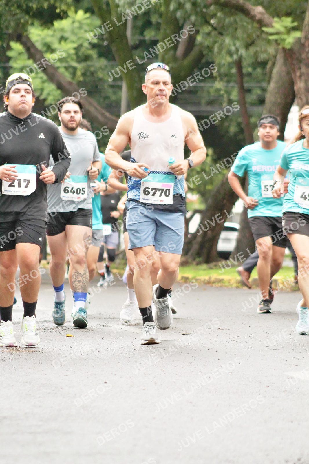 Foto del MEDIO MARATÓN ATLAS en Av. Patria, frente al Parque El Polvorín, Zapopan a las 08:42 · dorsal 6770, 6405, 217, 57