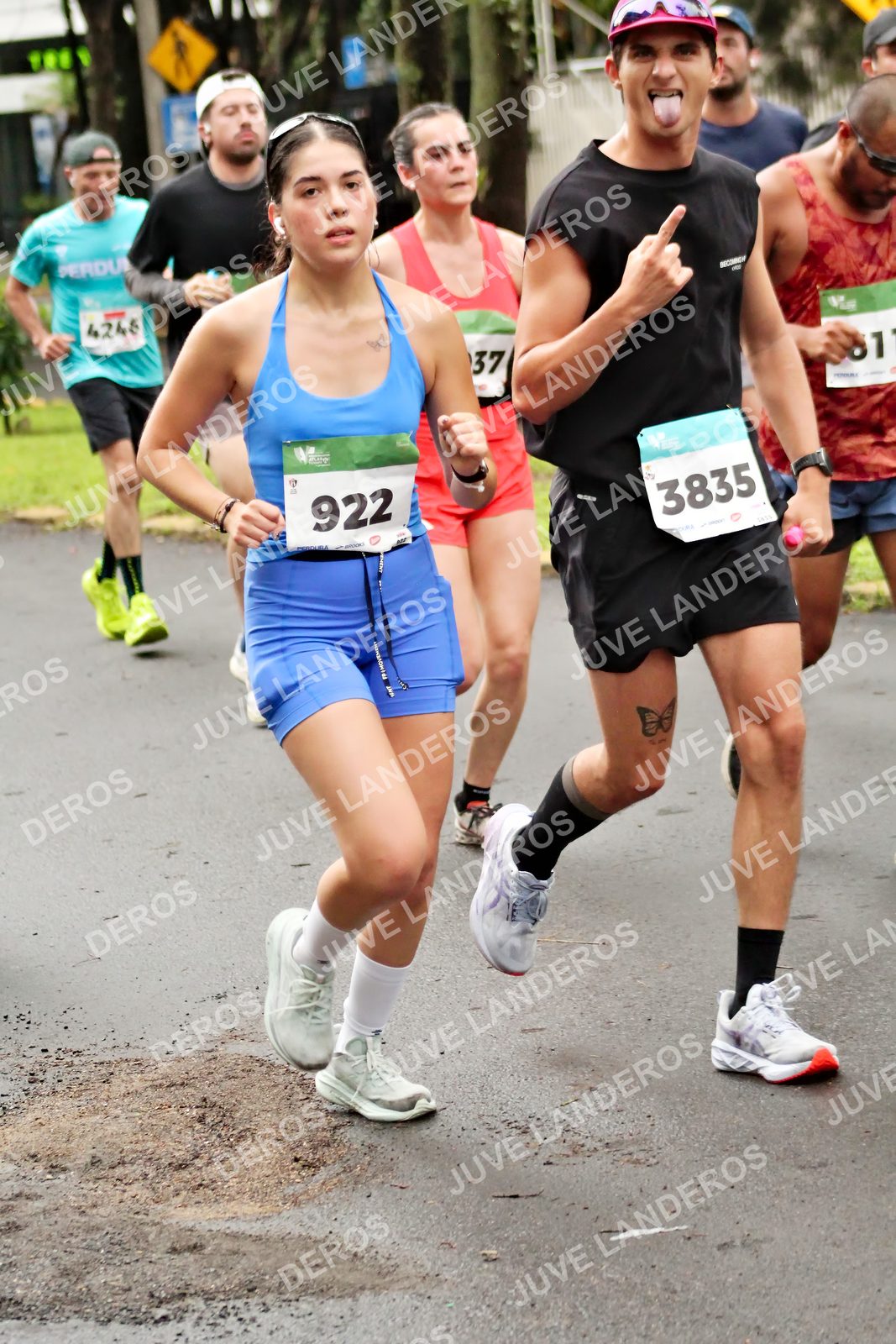 Foto del MEDIO MARATÓN ATLAS en Av. Patria, frente al Parque El Polvorín, Zapopan a las 08:19 · dorsal 3835, 922, 37, 4246