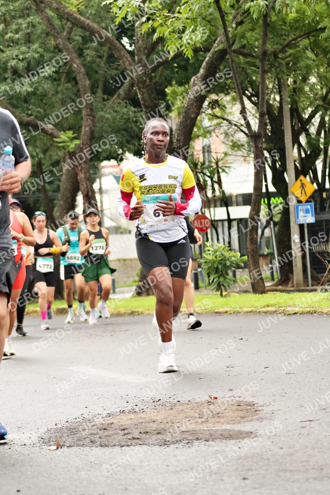 Foto del MEDIO MARATÓN ATLAS en Av. Patria, frente al Parque El Polvorín, Zapopan a las 08:37 · dorsal 1278, 4592, 4772, 6