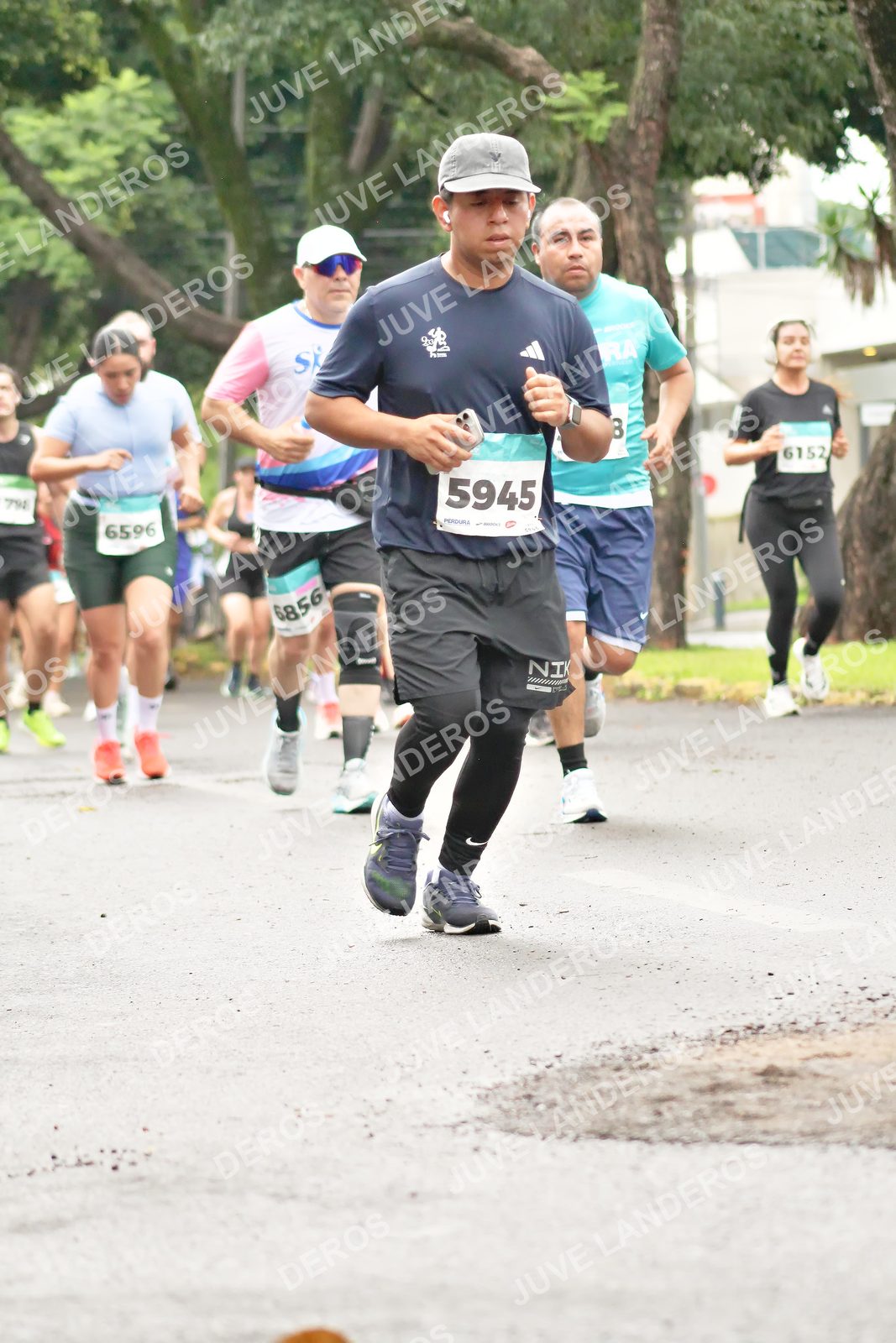 Foto del MEDIO MARATÓN ATLAS en Av. Patria, frente al Parque El Polvorín, Zapopan a las 08:48 · dorsal 5945, 6596, 6152, 6856