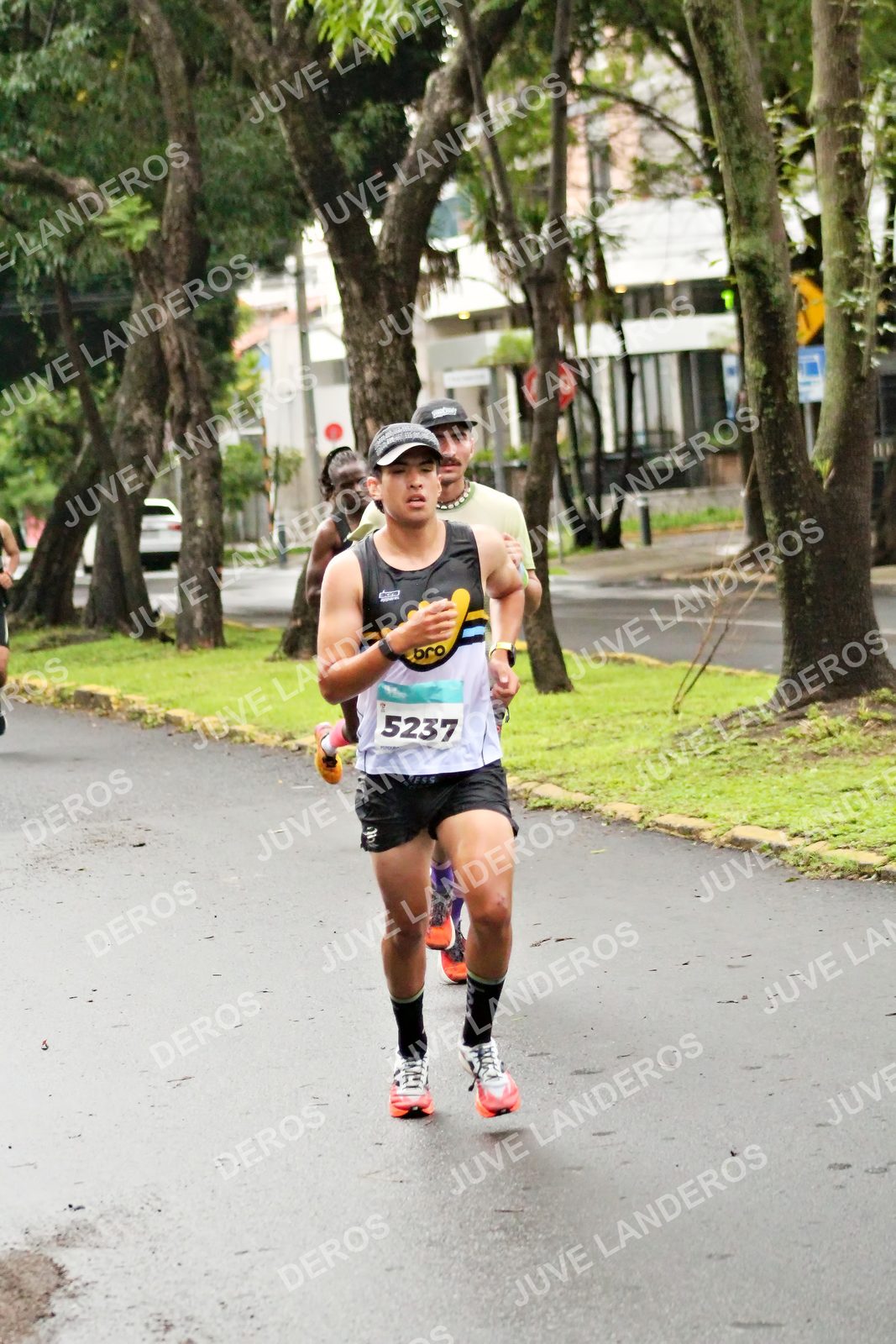 Foto del MEDIO MARATÓN ATLAS en Av. Patria, frente al Parque El Polvorín, Zapopan a las 08:03 · dorsal 5237