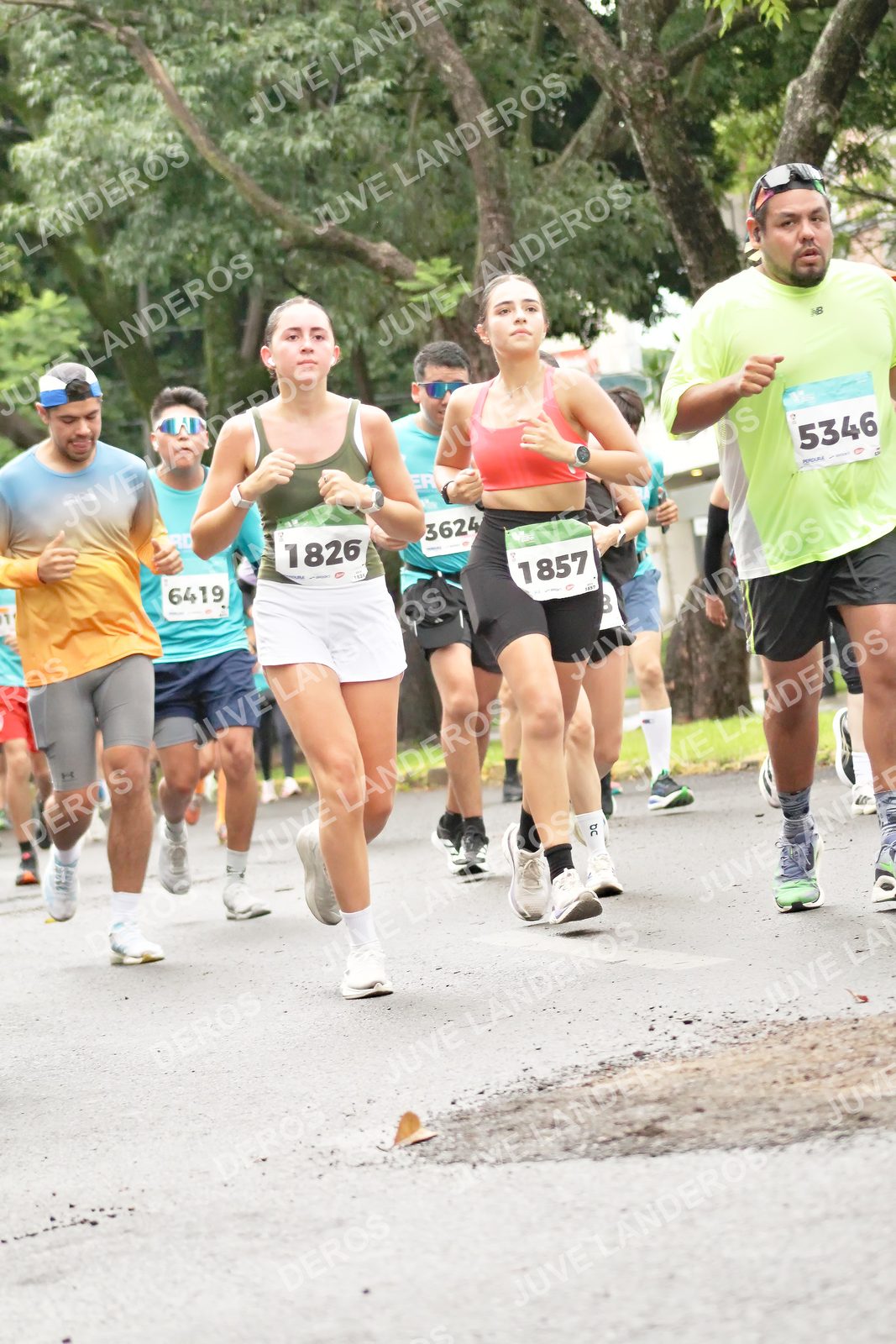 Foto del MEDIO MARATÓN ATLAS en Av. Patria, frente al Parque El Polvorín, Zapopan a las 08:34 · dorsal 5346, 1826, 1857, 6419