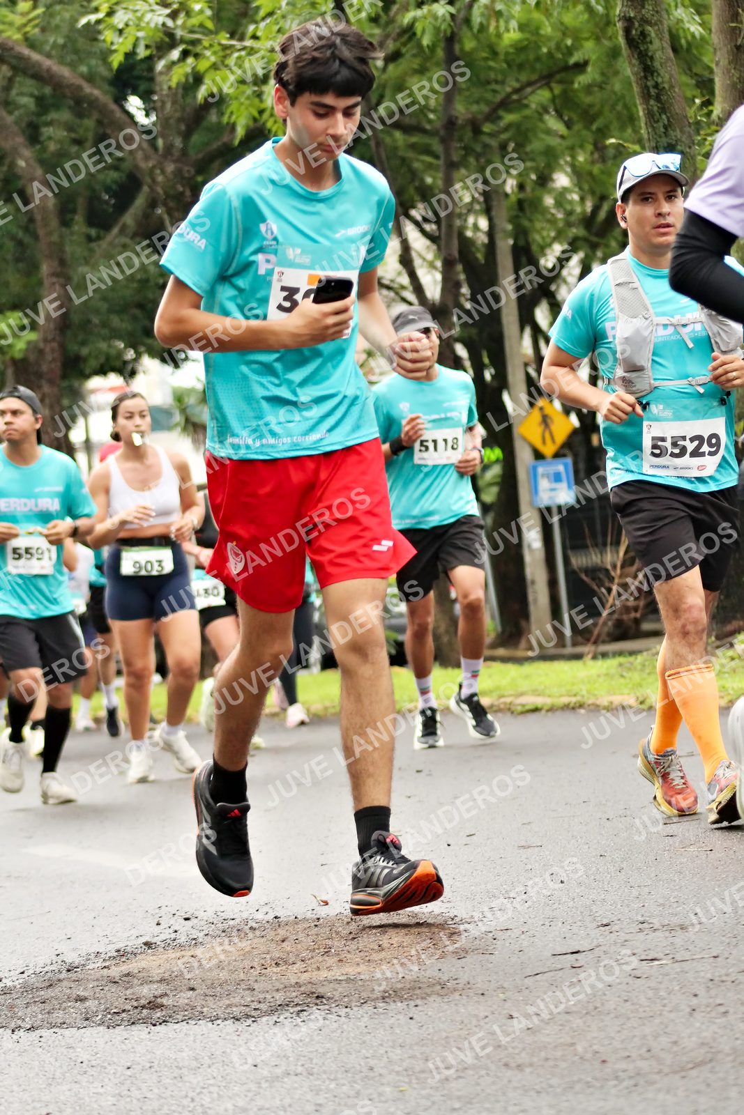 Foto del MEDIO MARATÓN ATLAS en Av. Patria, frente al Parque El Polvorín, Zapopan a las 08:34 · dorsal 5529, 5591, 903, 5118