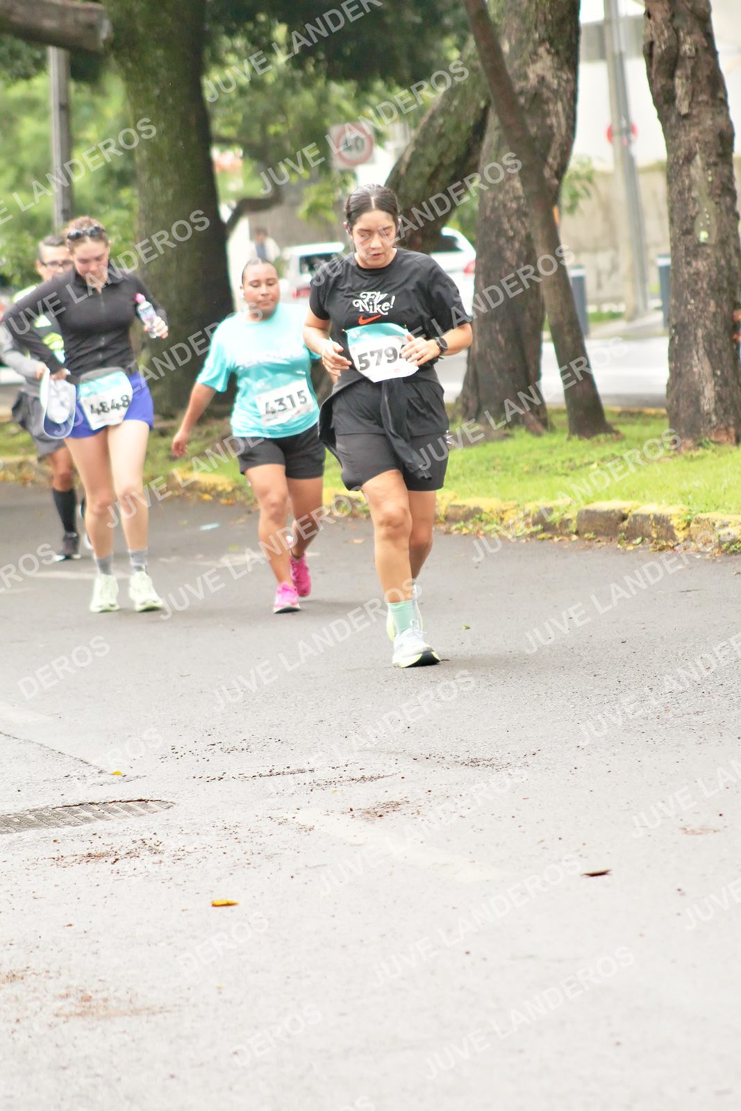 Foto del MEDIO MARATÓN ATLAS en Av. Patria, frente al Parque El Polvorín, Zapopan a las 08:49 · dorsal 579, 4848, 4315, 40