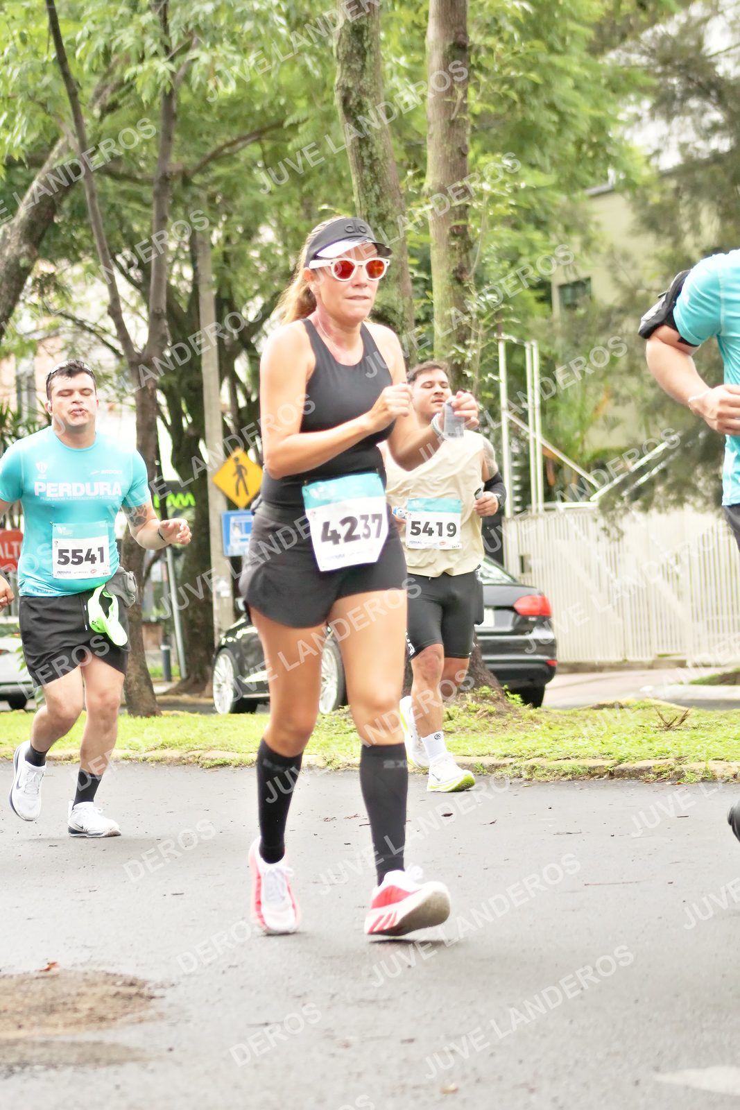 Foto del MEDIO MARATÓN ATLAS en Av. Patria, frente al Parque El Polvorín, Zapopan a las 08:44 · dorsal 4237, 5419, 5541