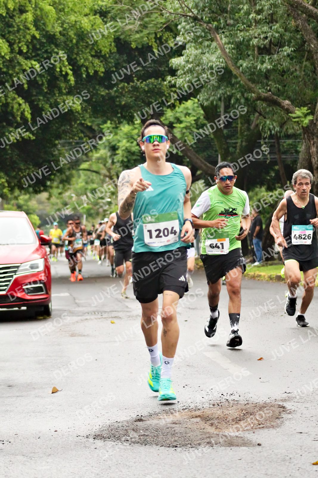Foto del MEDIO MARATÓN ATLAS en Av. Patria, frente al Parque El Polvorín, Zapopan a las 08:13 · dorsal 4826, 641, 1204