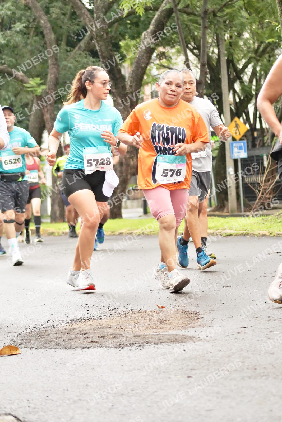 Foto del MEDIO MARATÓN ATLAS en Av. Patria, frente al Parque El Polvorín, Zapopan a las 08:38 · dorsal 576, 5728, 6520