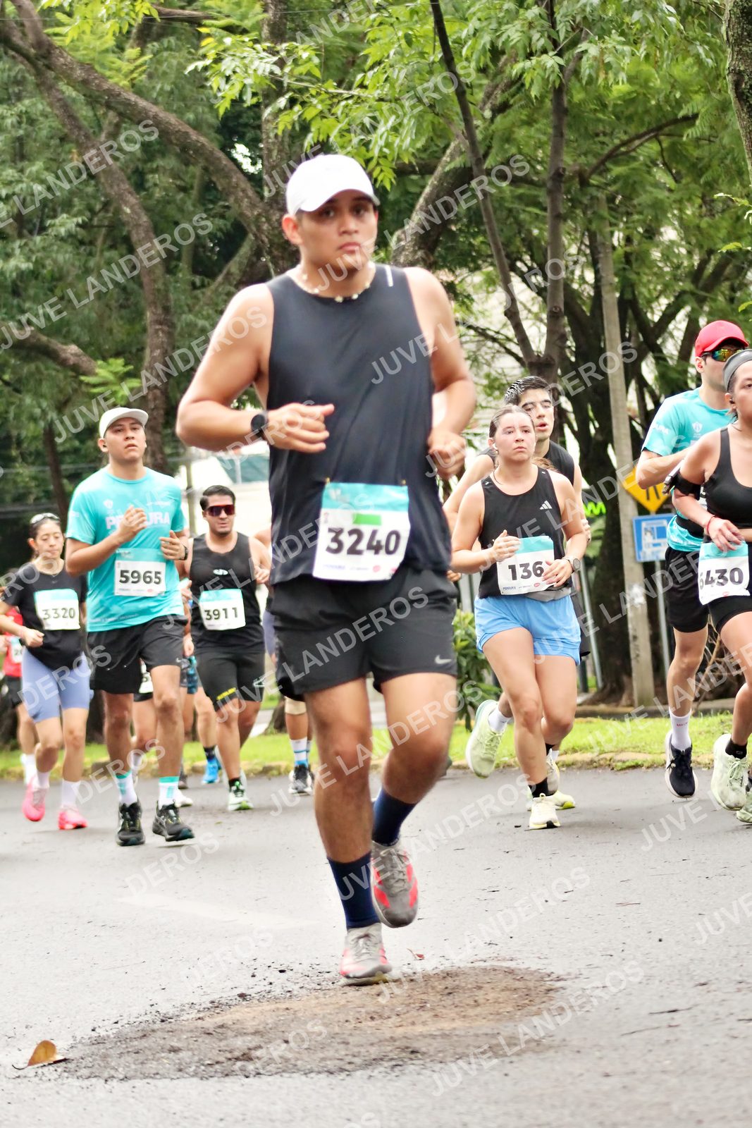 Foto del MEDIO MARATÓN ATLAS en Av. Patria, frente al Parque El Polvorín, Zapopan a las 08:34 · dorsal 136, 3911, 3320