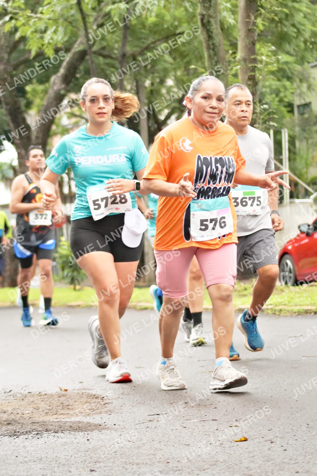 Foto del MEDIO MARATÓN ATLAS en Av. Patria, frente al Parque El Polvorín, Zapopan a las 08:38 · dorsal 576, 3675, 5728, 372