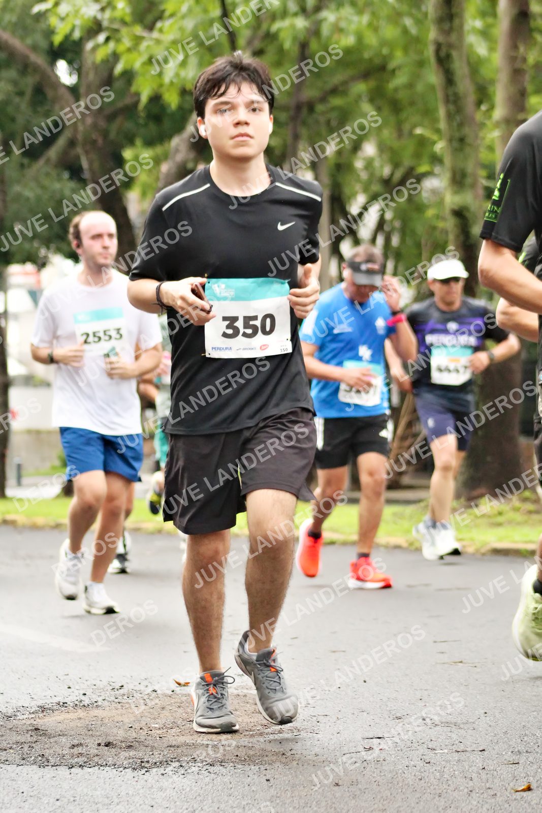 Foto del MEDIO MARATÓN ATLAS en Av. Patria, frente al Parque El Polvorín, Zapopan a las 08:36 · dorsal 350, 2553, 550