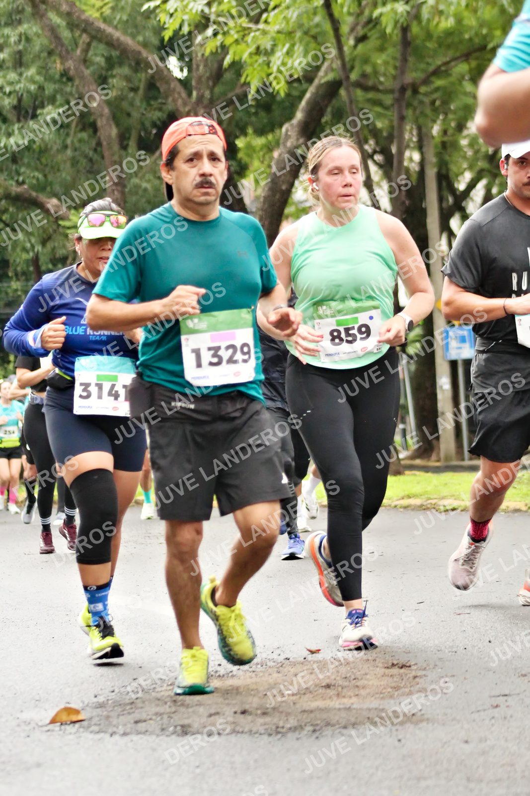 Foto del MEDIO MARATÓN ATLAS en Av. Patria, frente al Parque El Polvorín, Zapopan a las 08:36 · dorsal 1329, 859, 3141, 254