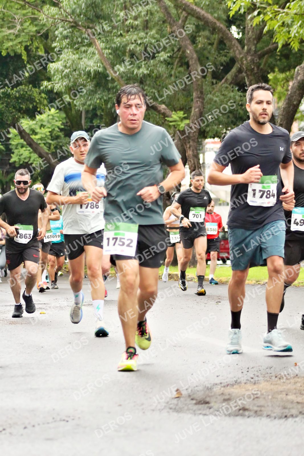 Foto del MEDIO MARATÓN ATLAS en Av. Patria, frente al Parque El Polvorín, Zapopan a las 08:28 · dorsal 1752, 1784, 49, 701
