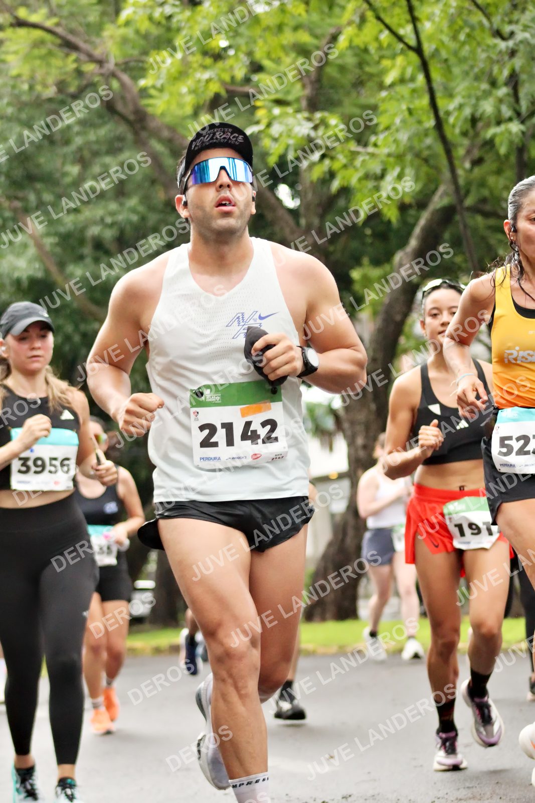 Foto del MEDIO MARATÓN ATLAS en Av. Patria, frente al Parque El Polvorín, Zapopan a las 08:24 · dorsal 2142, 3956, 52