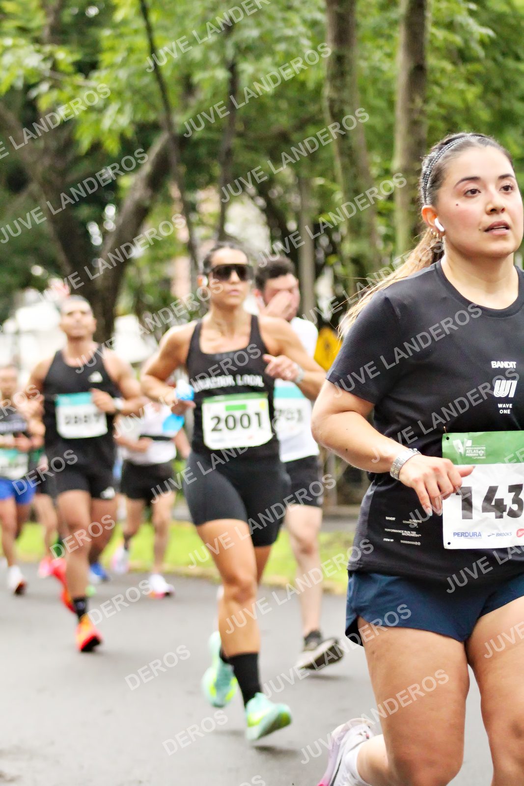 Foto del MEDIO MARATÓN ATLAS en Av. Patria, frente al Parque El Polvorín, Zapopan a las 08:16 · dorsal 2001, 143, 703