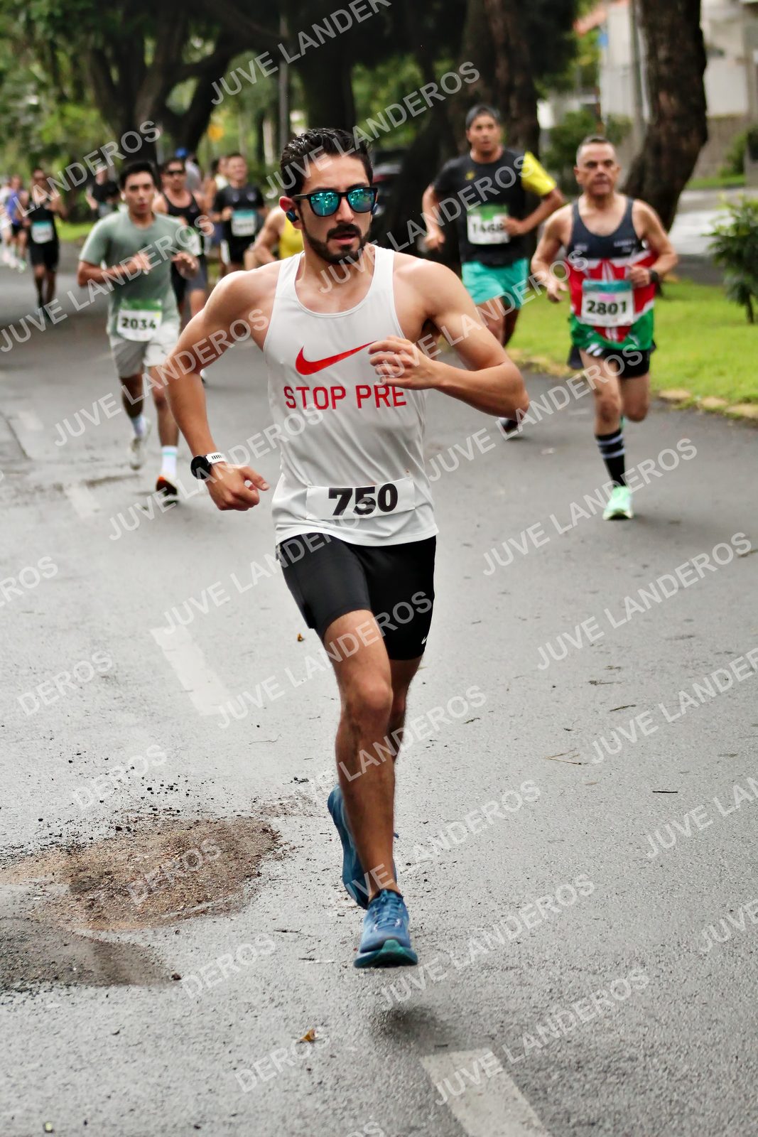 Foto del MEDIO MARATÓN ATLAS en Av. Patria, frente al Parque El Polvorín, Zapopan a las 08:09 · dorsal 750, 2801, 2034