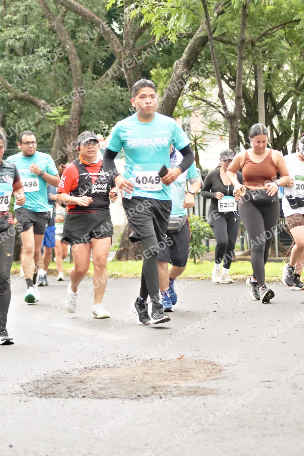 Foto del MEDIO MARATÓN ATLAS en Av. Patria, frente al Parque El Polvorín, Zapopan a las 08:42 · dorsal 78, 4049, 5233, 20