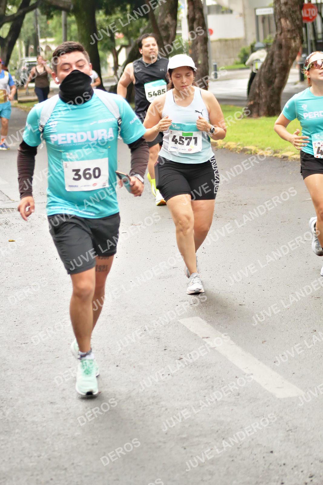 Foto del MEDIO MARATÓN ATLAS en Av. Patria, frente al Parque El Polvorín, Zapopan a las 08:53 · dorsal 360, 4571, 1921, 5485