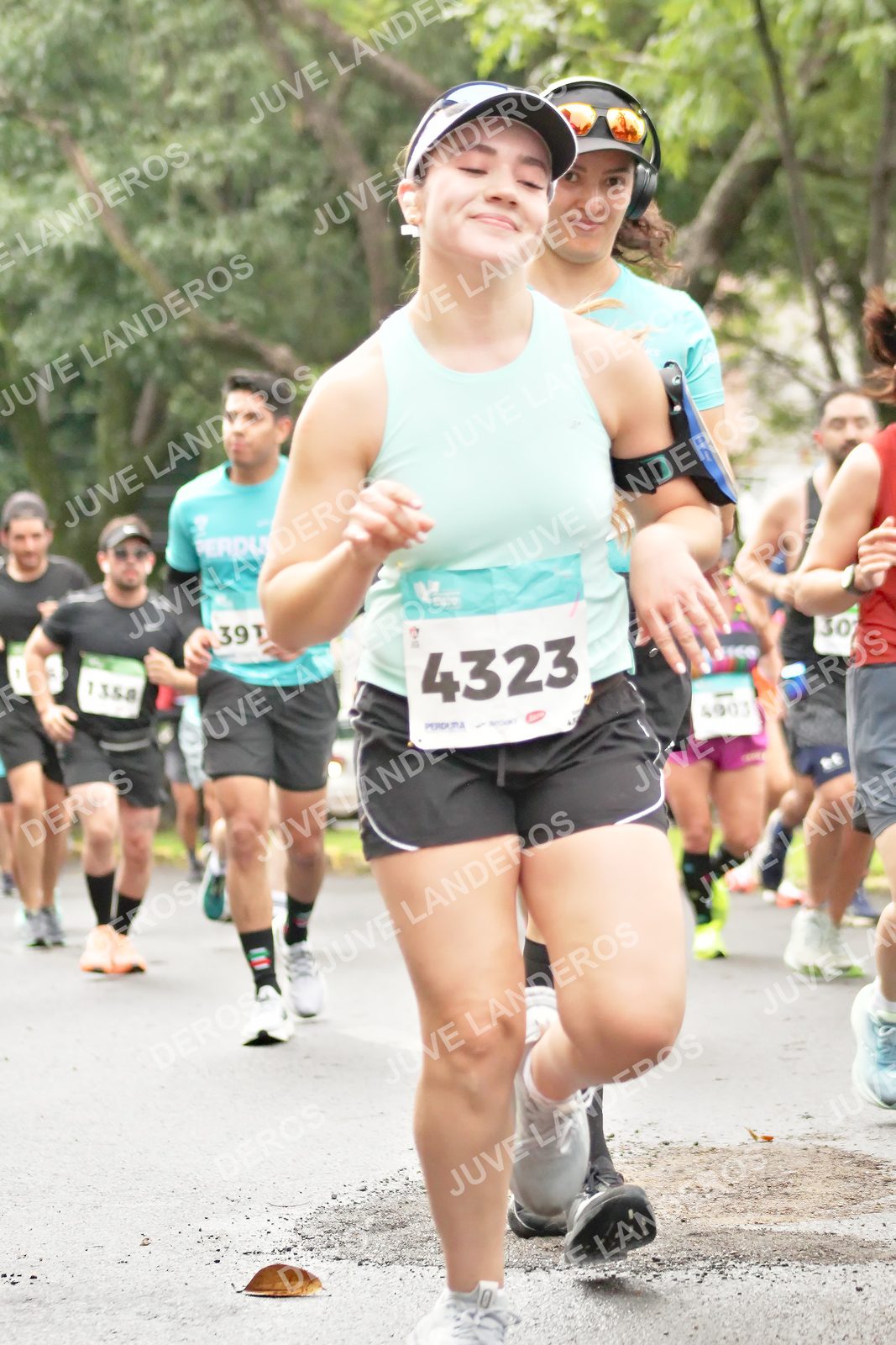 Foto del MEDIO MARATÓN ATLAS en Av. Patria, frente al Parque El Polvorín, Zapopan a las 08:38 · dorsal 4323, 30, 1358, 4903