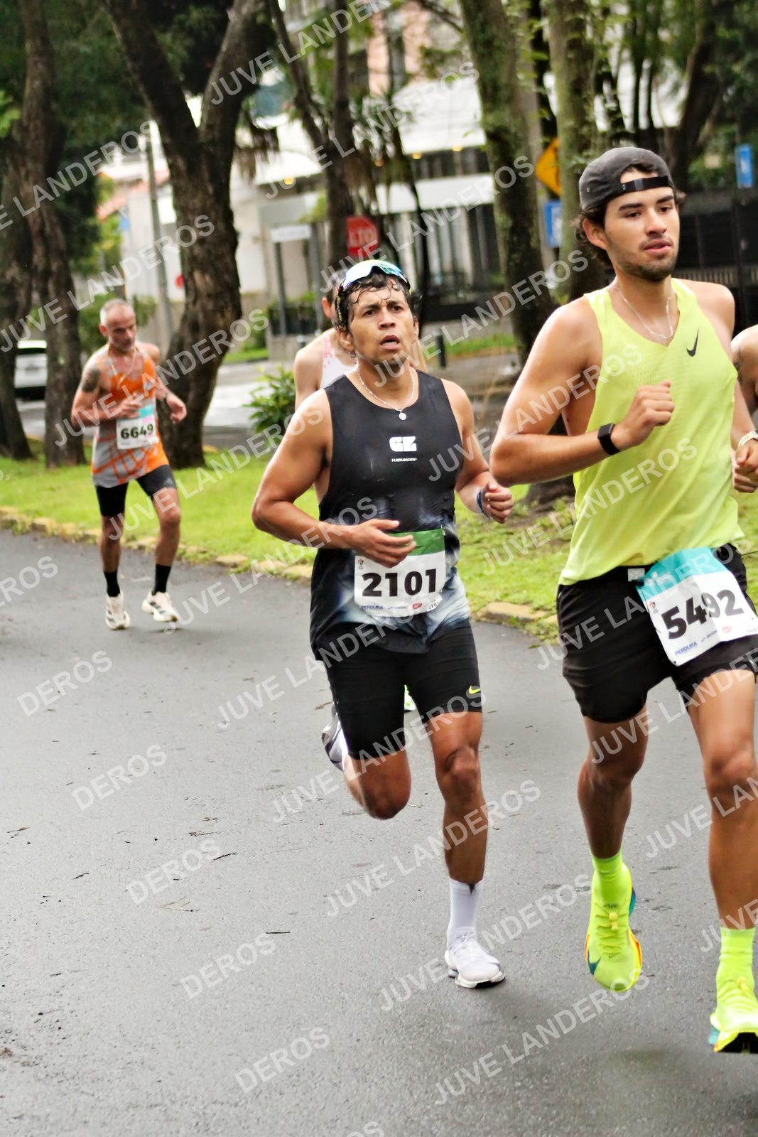Foto del MEDIO MARATÓN ATLAS en Av. Patria, frente al Parque El Polvorín, Zapopan a las 08:07 · dorsal 5492, 6649, 21012