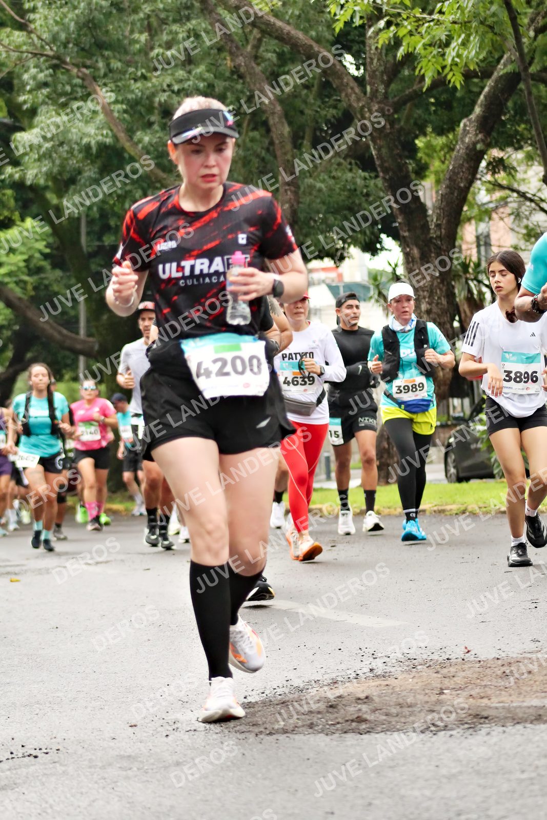 Foto del MEDIO MARATÓN ATLAS en Av. Patria, frente al Parque El Polvorín, Zapopan a las 08:32 · dorsal 3896, 4200, 3989, 4639