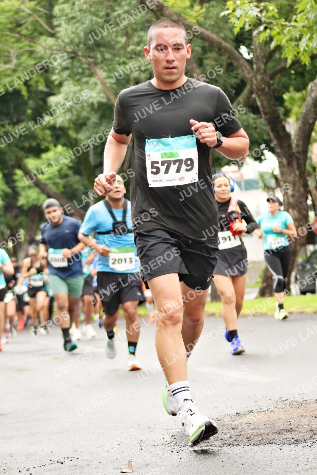 Foto del MEDIO MARATÓN ATLAS en Av. Patria, frente al Parque El Polvorín, Zapopan a las 08:41 · dorsal 5779, 2013, 1911, 5905