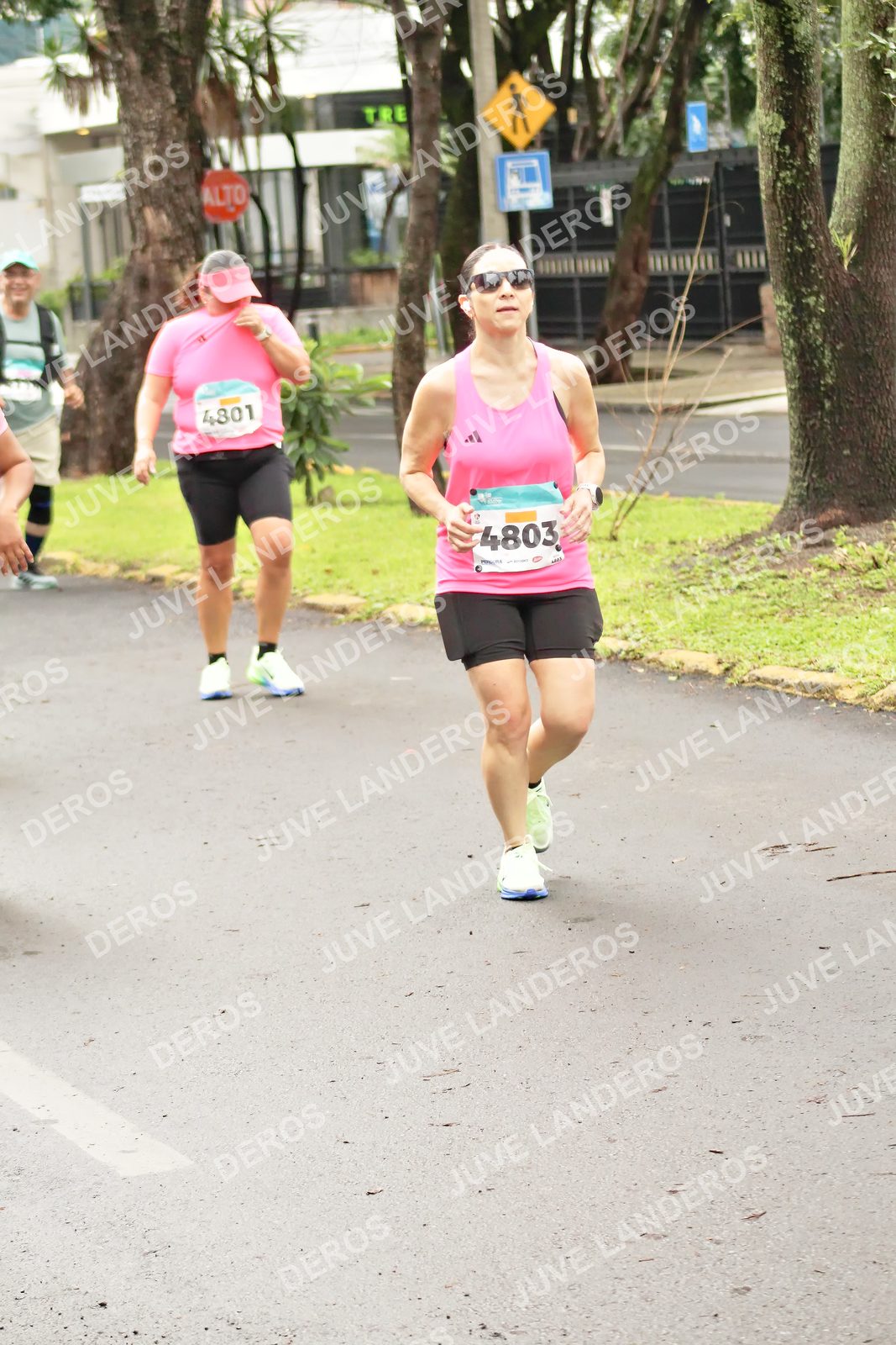 Foto del MEDIO MARATÓN ATLAS en Av. Patria, frente al Parque El Polvorín, Zapopan a las 08:51 · dorsal 4803, 4801