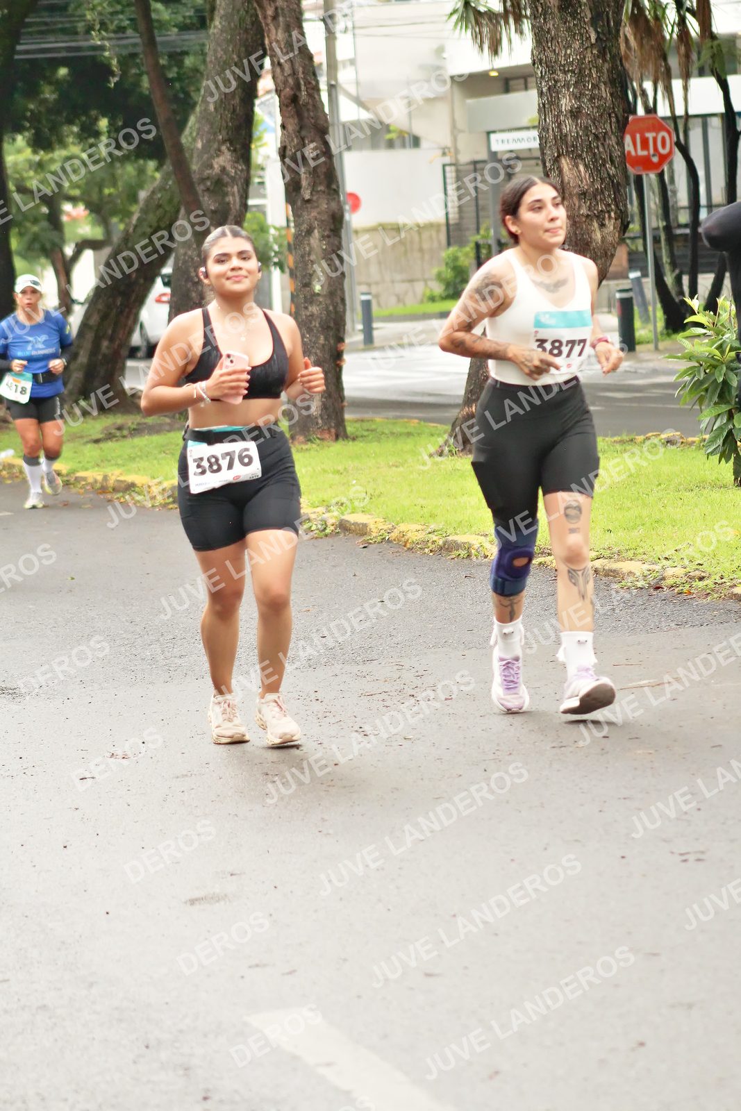 Foto del MEDIO MARATÓN ATLAS en Av. Patria, frente al Parque El Polvorín, Zapopan a las 08:51 · dorsal 3876, 3877