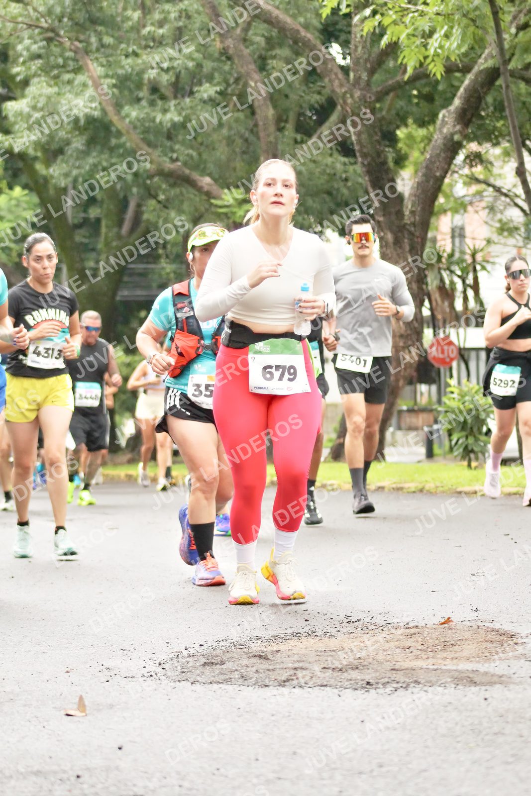 Foto del MEDIO MARATÓN ATLAS en Av. Patria, frente al Parque El Polvorín, Zapopan a las 08:39 · dorsal 35, 679, 5292, 4313