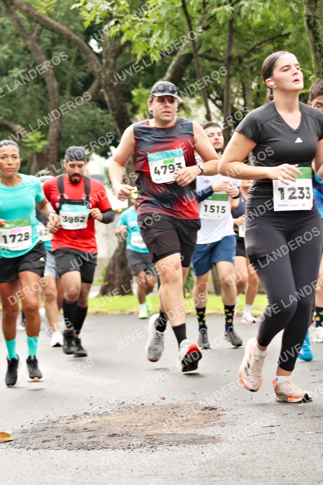 Foto del MEDIO MARATÓN ATLAS en Av. Patria, frente al Parque El Polvorín, Zapopan a las 08:35 · dorsal 1233, 1515, 1728, 4793