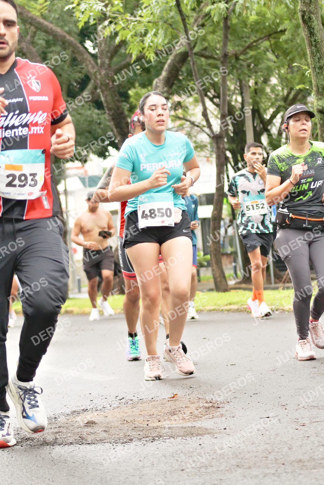 Foto del MEDIO MARATÓN ATLAS en Av. Patria, frente al Parque El Polvorín, Zapopan a las 08:44 · dorsal 293, 4850, 5152