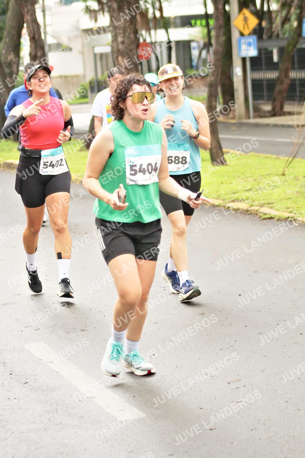 Foto del MEDIO MARATÓN ATLAS en Av. Patria, frente al Parque El Polvorín, Zapopan a las 08:52 · dorsal 688, 5404, 5402