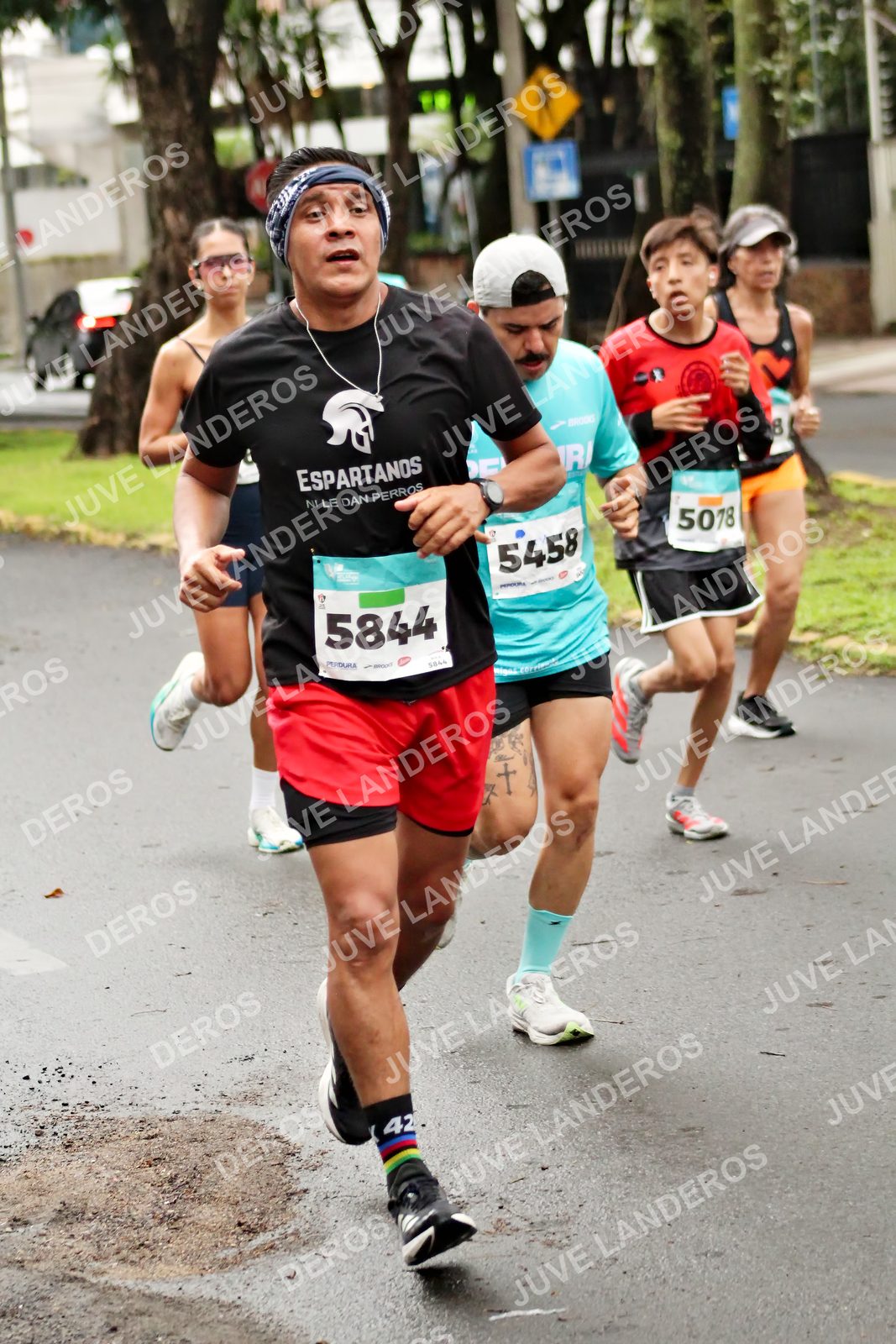 Foto del MEDIO MARATÓN ATLAS en Av. Patria, frente al Parque El Polvorín, Zapopan a las 08:17 · dorsal 5844, 5458, 5078, 42