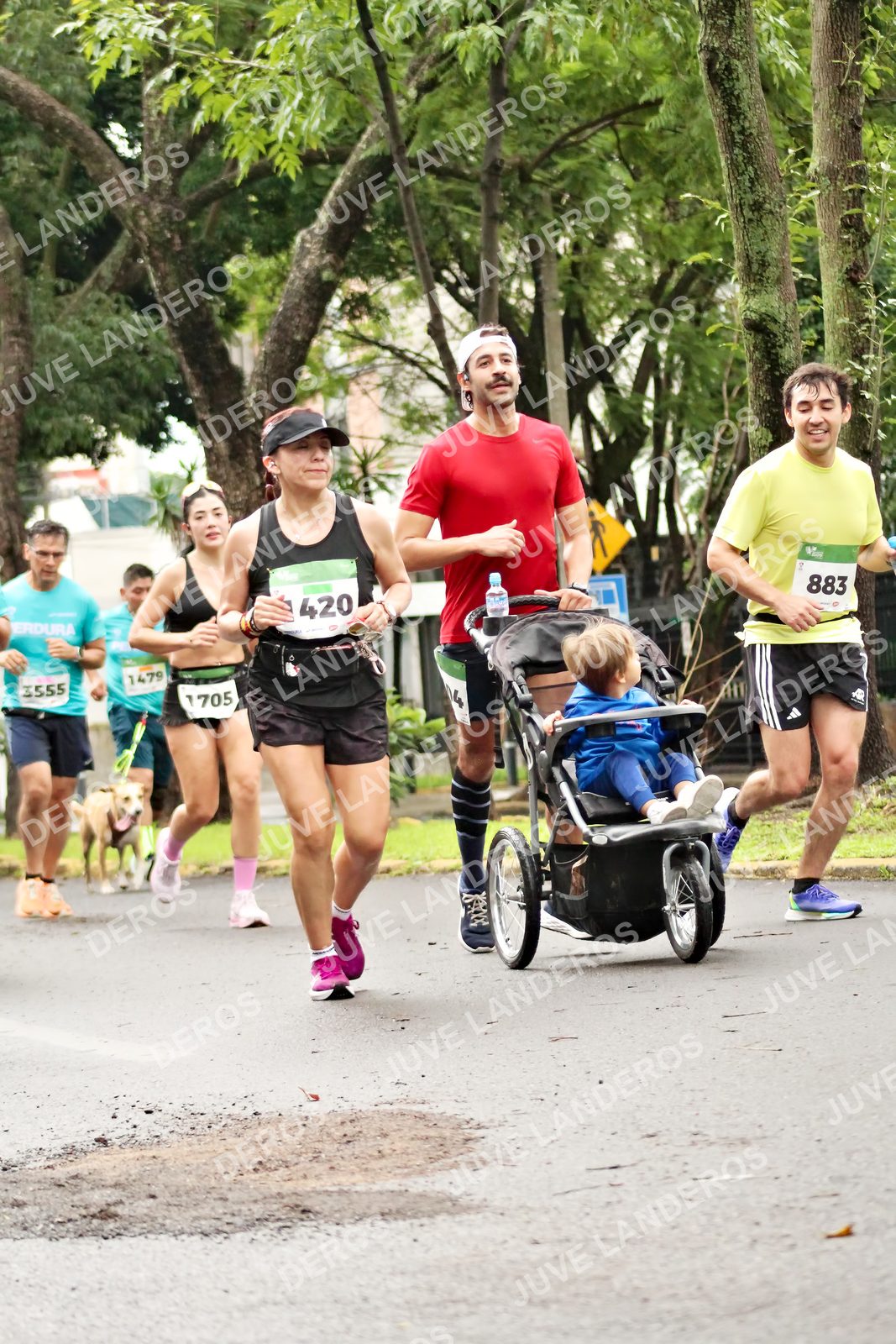 Foto del MEDIO MARATÓN ATLAS en Av. Patria, frente al Parque El Polvorín, Zapopan a las 08:34 · dorsal 420, 883, 3555, 1479