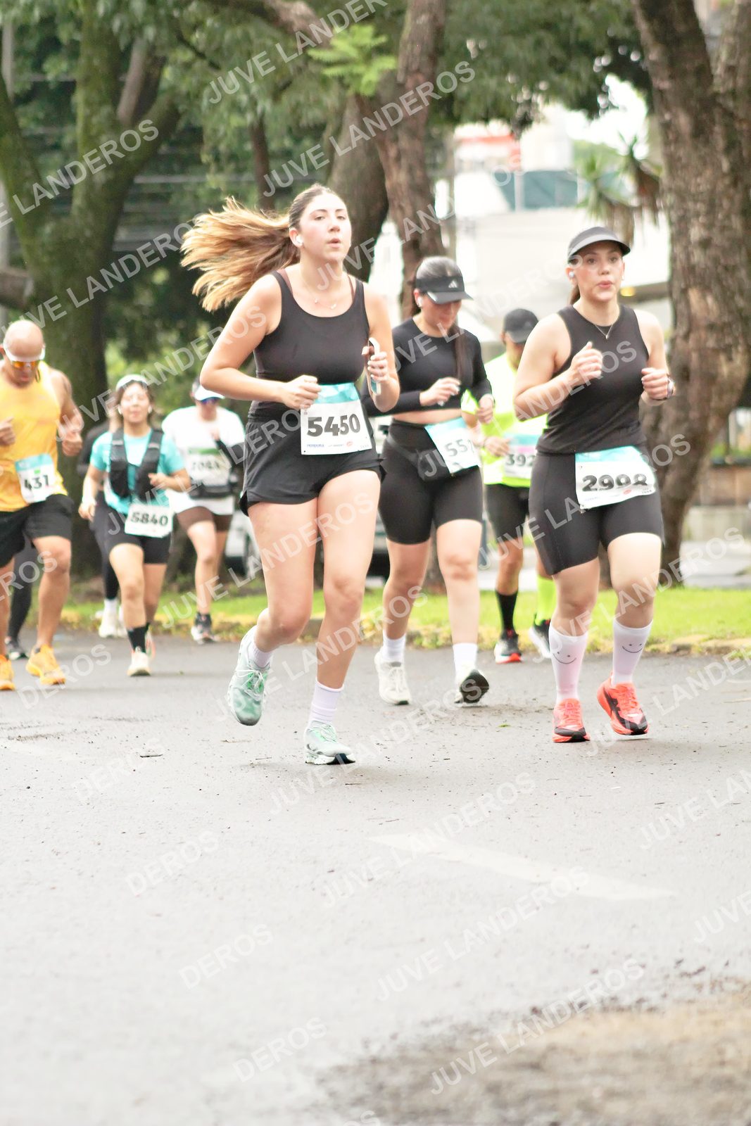 Foto del MEDIO MARATÓN ATLAS en Av. Patria, frente al Parque El Polvorín, Zapopan a las 08:41 · dorsal 5450, 5840, 392, 55