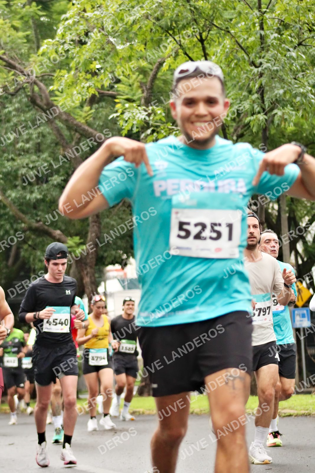 Foto del MEDIO MARATÓN ATLAS en Av. Patria, frente al Parque El Polvorín, Zapopan a las 08:23 · dorsal 5251, 4540, 3794, 797