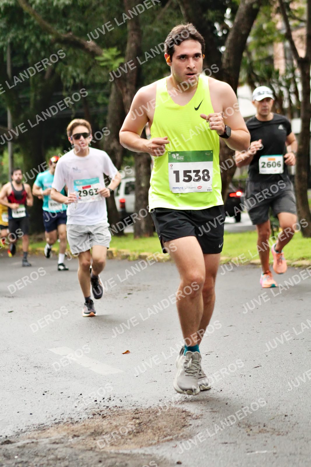 Foto del MEDIO MARATÓN ATLAS en Av. Patria, frente al Parque El Polvorín, Zapopan a las 08:16 · dorsal 2606, 2963, 1538