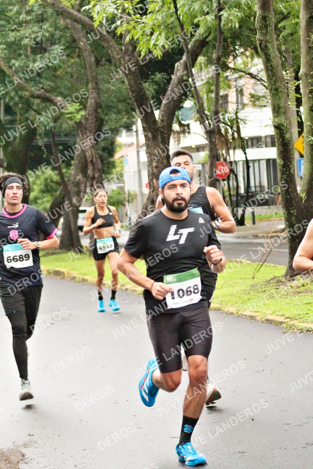 Foto del MEDIO MARATÓN ATLAS en Av. Patria, frente al Parque El Polvorín, Zapopan a las 08:06 · dorsal 6689, 4932, 1068