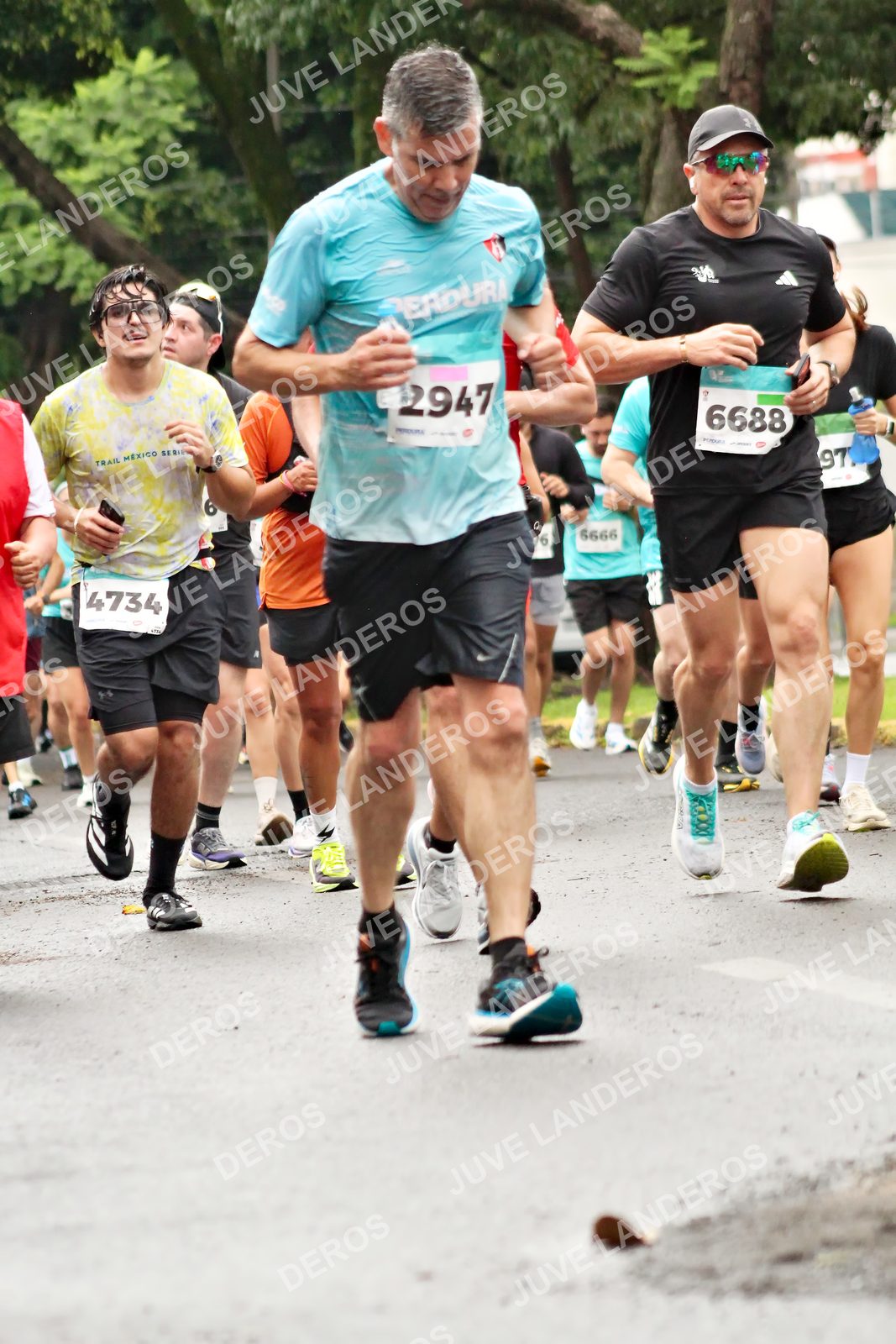 Foto del MEDIO MARATÓN ATLAS en Av. Patria, frente al Parque El Polvorín, Zapopan a las 08:32 · dorsal 2947, 6688, 4734, 97