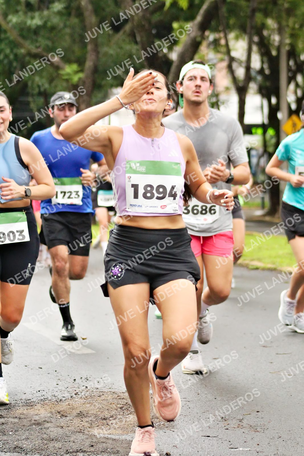 Foto del MEDIO MARATÓN ATLAS en Av. Patria, frente al Parque El Polvorín, Zapopan a las 08:19 · dorsal 1894, 3686, 903, 1723