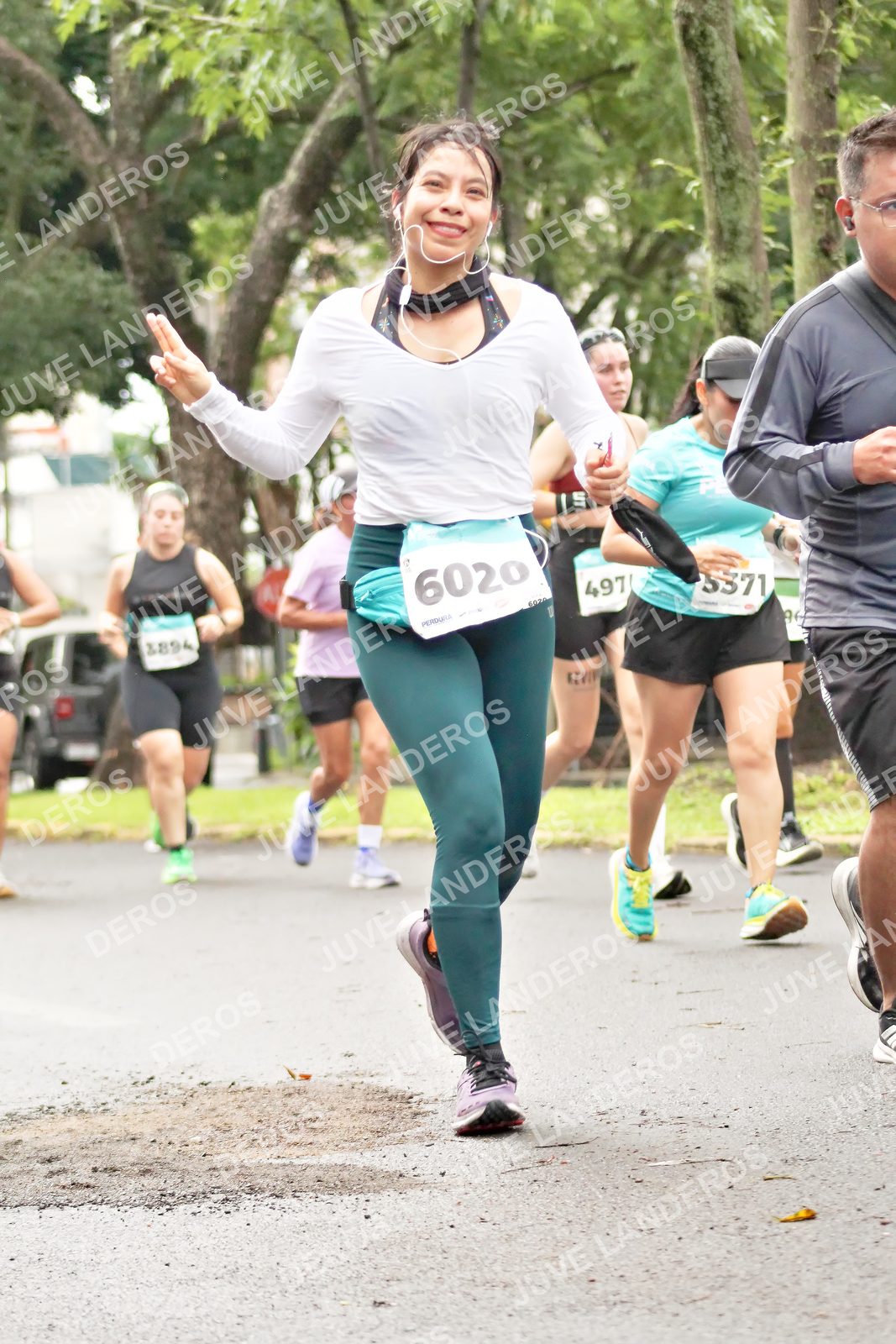 Foto del MEDIO MARATÓN ATLAS en Av. Patria, frente al Parque El Polvorín, Zapopan a las 08:37 · dorsal 497, 6020, 5571
