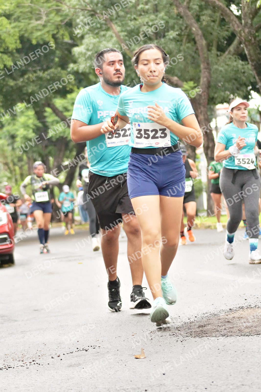 Foto del MEDIO MARATÓN ATLAS en Av. Patria, frente al Parque El Polvorín, Zapopan a las 08:40 · dorsal 3523, 3524, 76, 3522