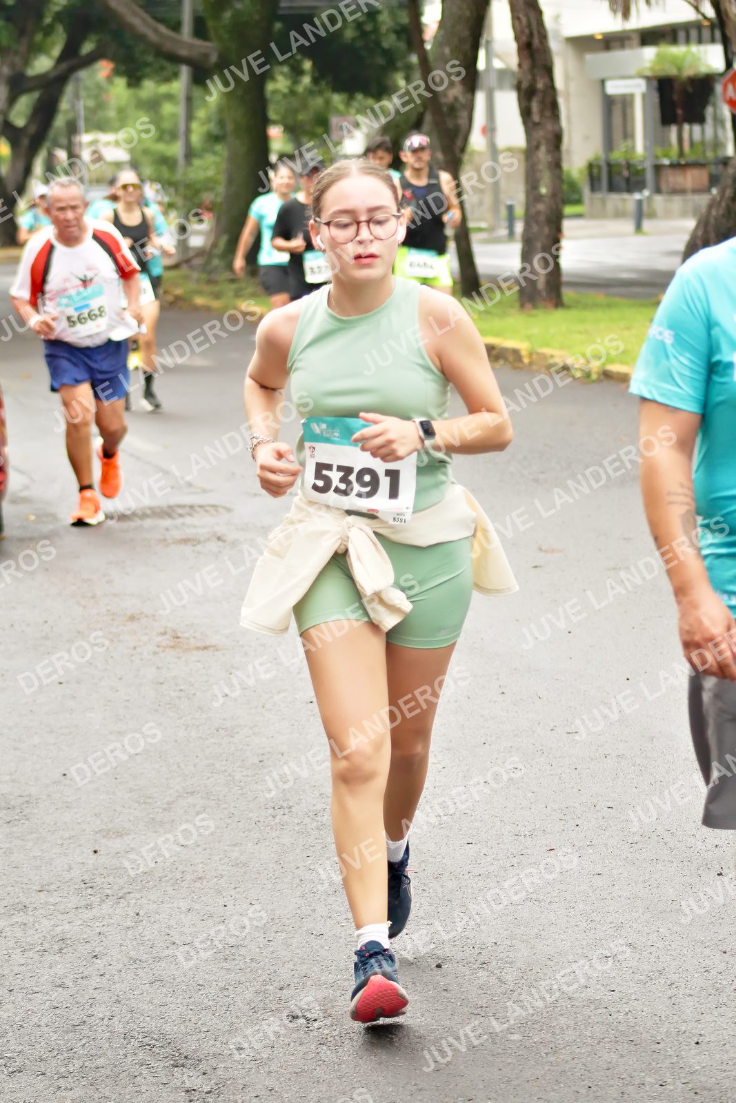 Foto del MEDIO MARATÓN ATLAS en Av. Patria, frente al Parque El Polvorín, Zapopan a las 08:56 · dorsal 5391, 5668