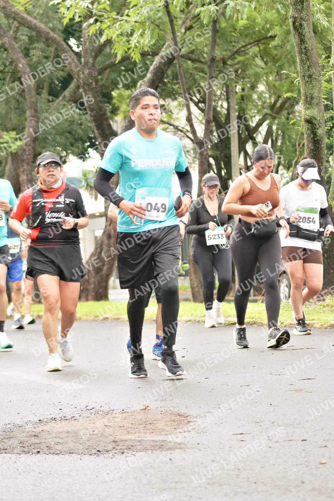 Foto del MEDIO MARATÓN ATLAS en Av. Patria, frente al Parque El Polvorín, Zapopan a las 08:42 · dorsal 49, 5233, 2054, 29