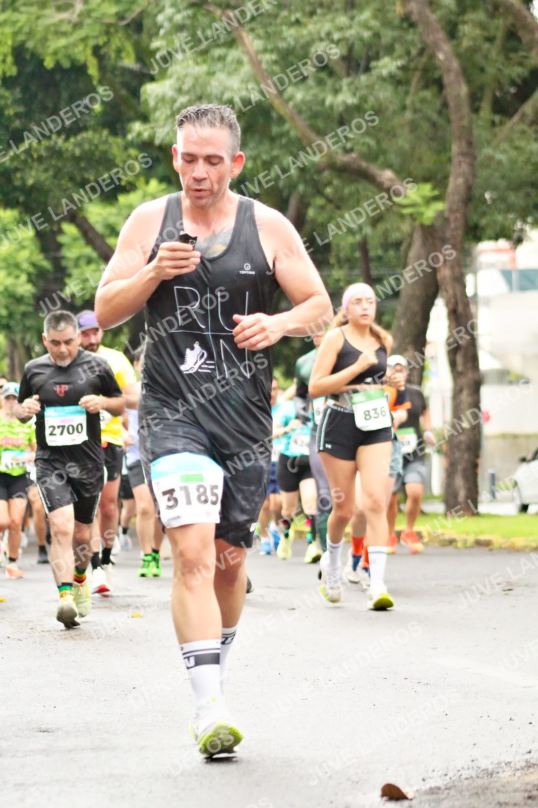 Foto del MEDIO MARATÓN ATLAS en Av. Patria, frente al Parque El Polvorín, Zapopan a las 08:32 · dorsal 2700, 836, 3185