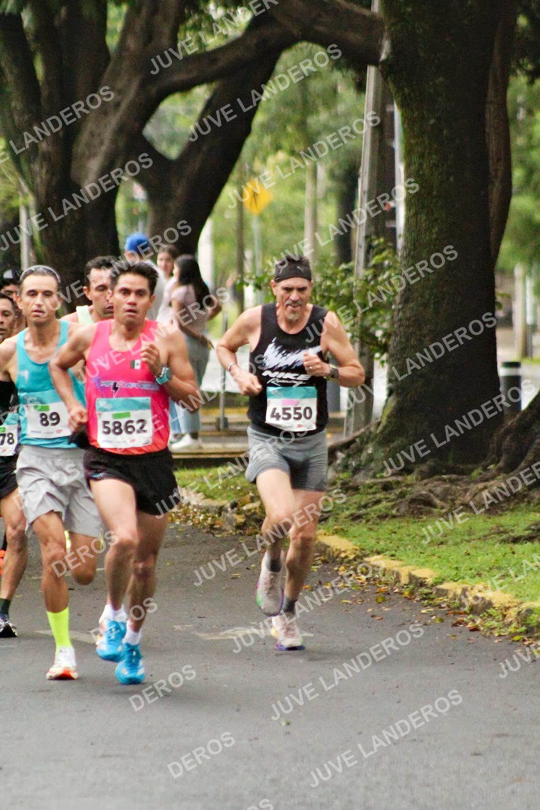 Foto del MEDIO MARATÓN ATLAS en Av. Patria, frente al Parque El Polvorín, Zapopan a las 07:57 · dorsal 4550, 89, 5862, 78