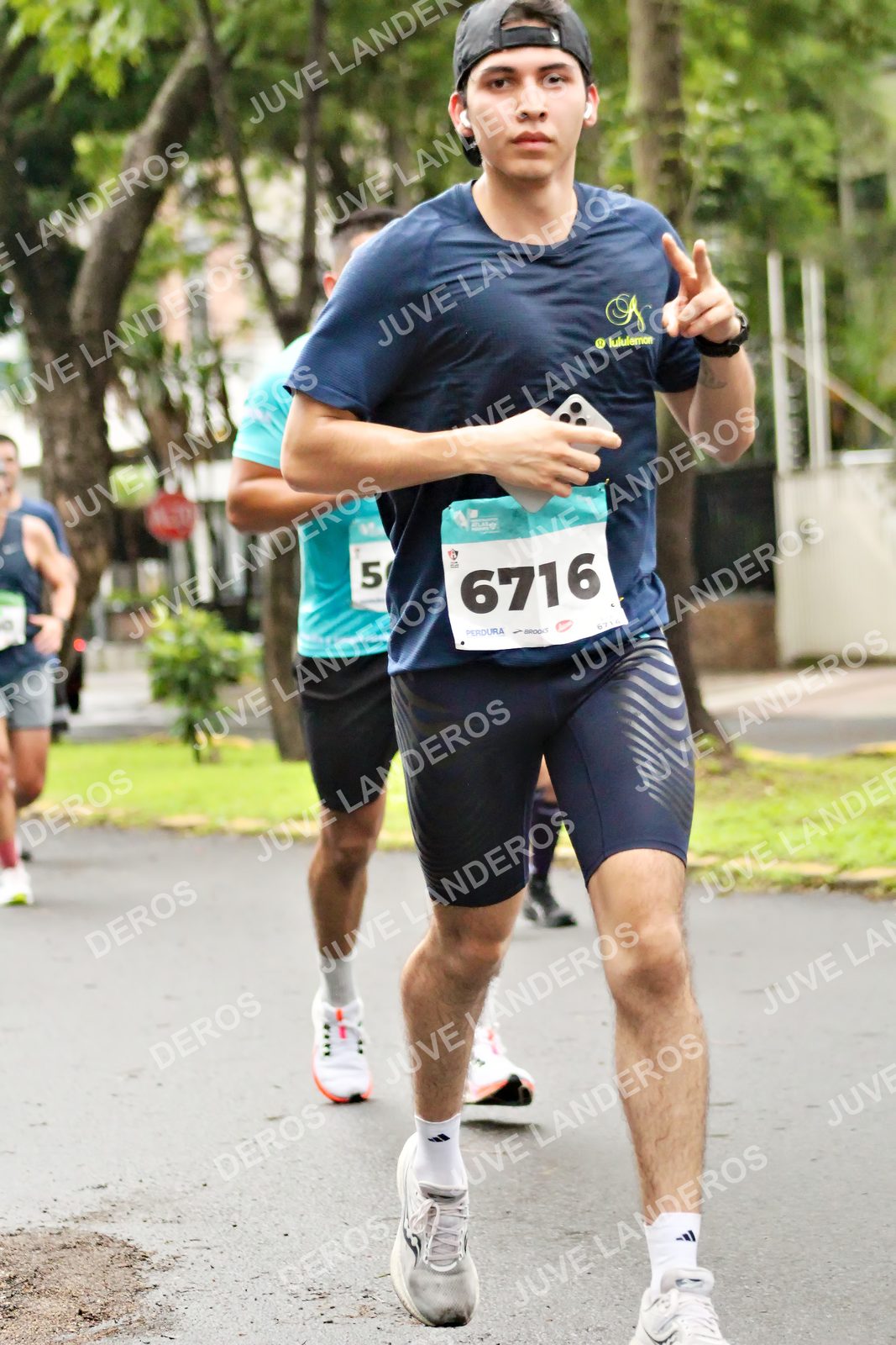 Foto del MEDIO MARATÓN ATLAS en Av. Patria, frente al Parque El Polvorín, Zapopan a las 08:18 · dorsal 6716, 5, 6714