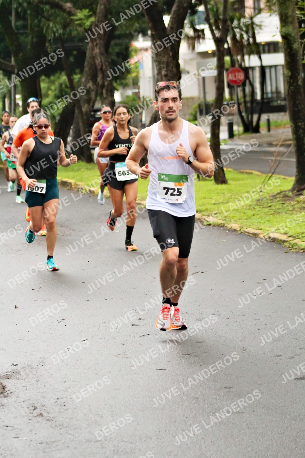 Foto del MEDIO MARATÓN ATLAS en Av. Patria, frente al Parque El Polvorín, Zapopan a las 08:09 · dorsal 725, 663
