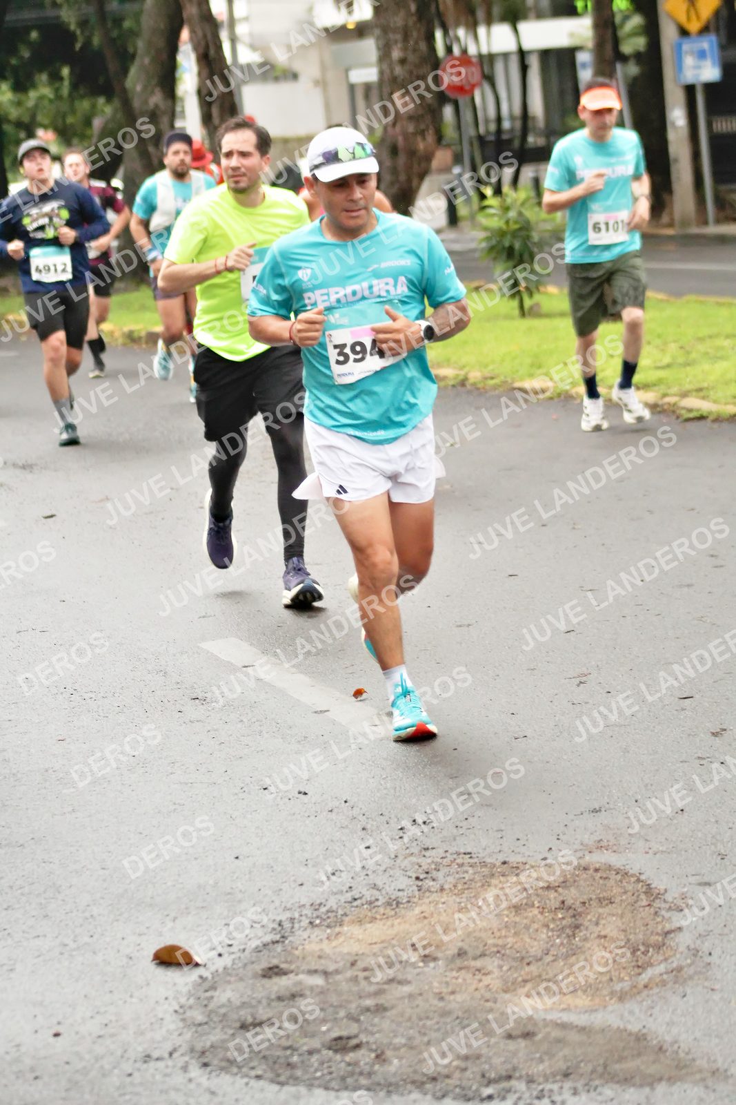 Foto del MEDIO MARATÓN ATLAS en Av. Patria, frente al Parque El Polvorín, Zapopan a las 08:21 · dorsal 394, 4912, 6101