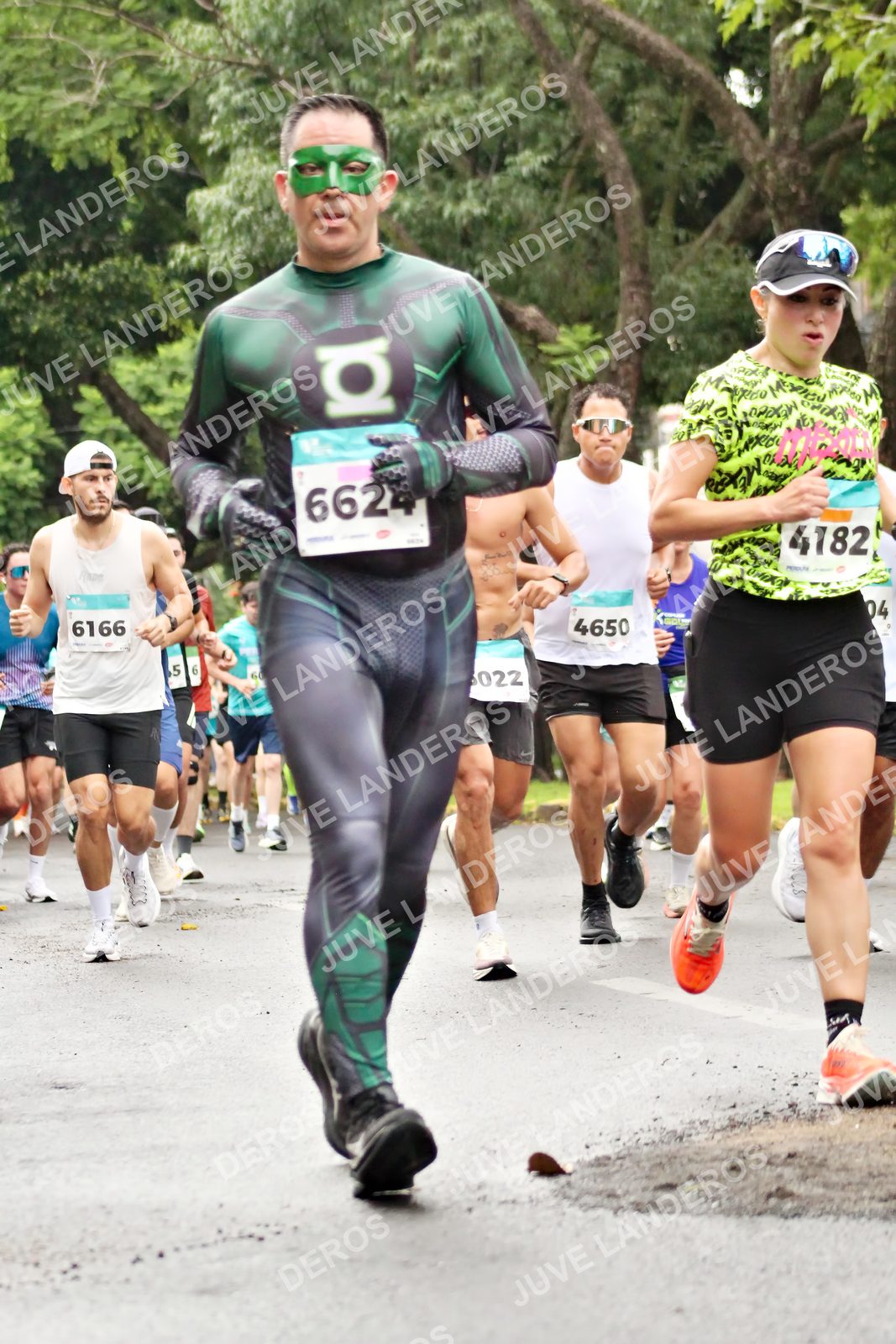 Foto del MEDIO MARATÓN ATLAS en Av. Patria, frente al Parque El Polvorín, Zapopan a las 08:32 · dorsal 4182, 6166, 4650, 6624