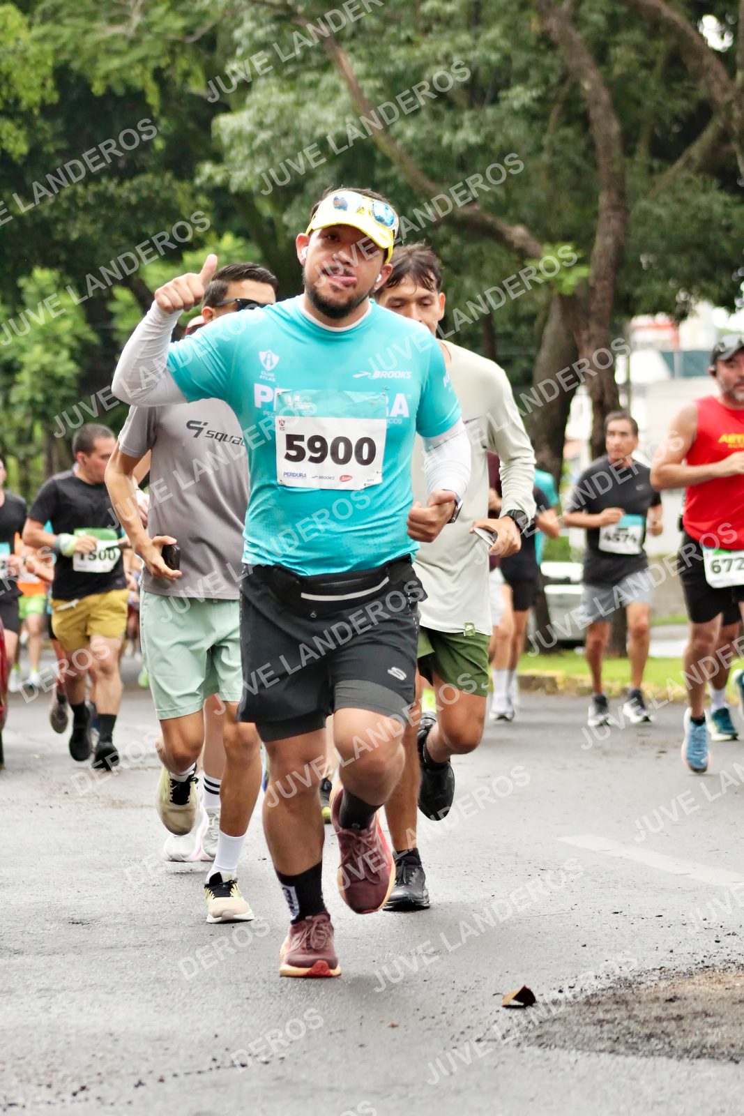 Foto del MEDIO MARATÓN ATLAS en Av. Patria, frente al Parque El Polvorín, Zapopan a las 08:24 · dorsal 5900, 672, 4574, 500
